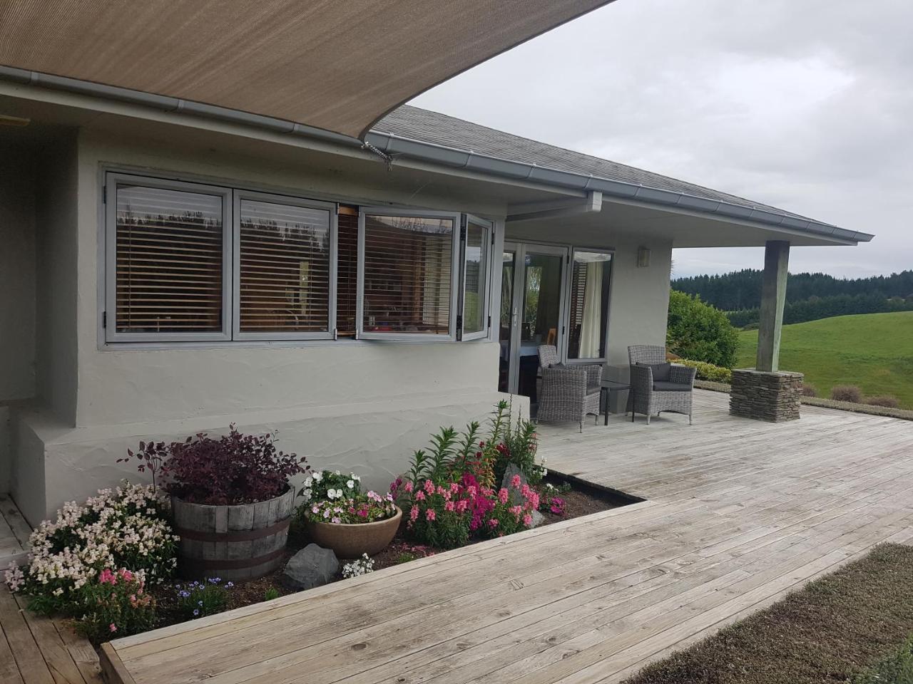 Above The River Karapiro Bed & Breakfast Ngoại thất bức ảnh